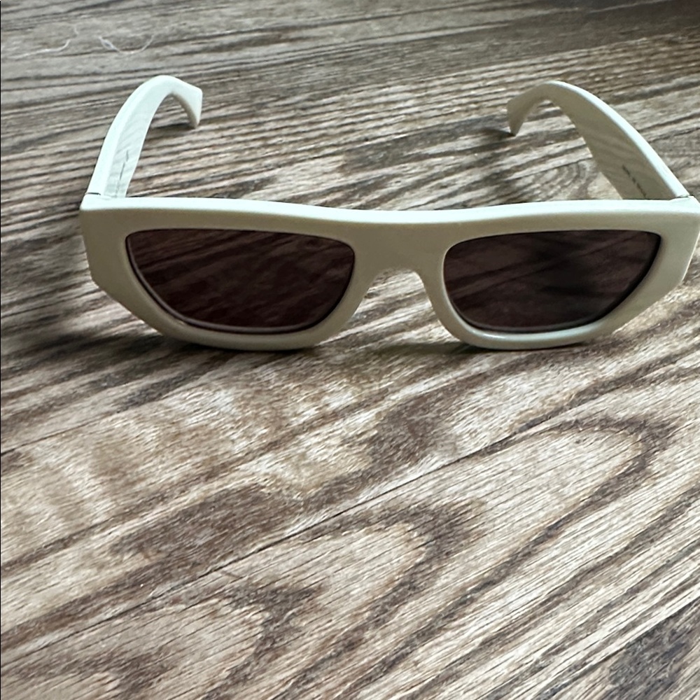 GUCCI Sunglasses GG1134S 003 White special Edition Case included EUC - Picture 3 of 10